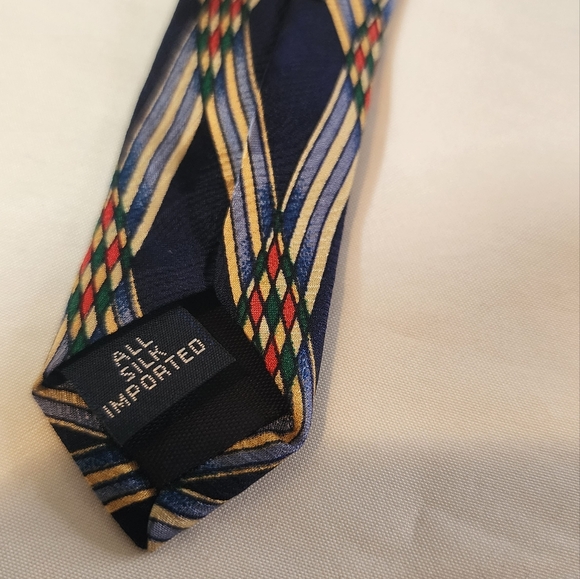 Status Geometric Patterned Navy Silk Tie Has Minor Flaw - Picture 5 of 5